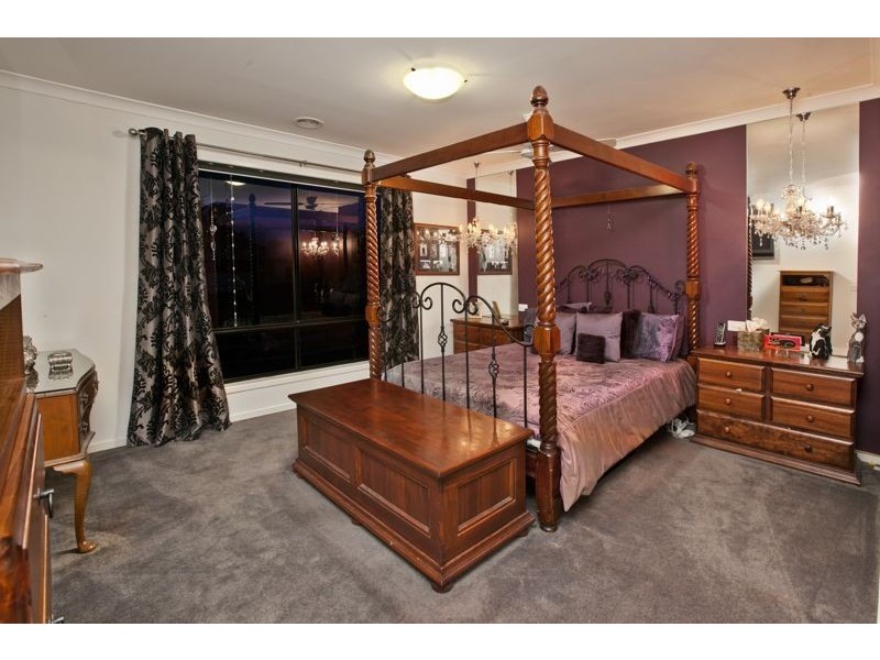 14 Cardiff Grove, Cranbourne East VIC 3977