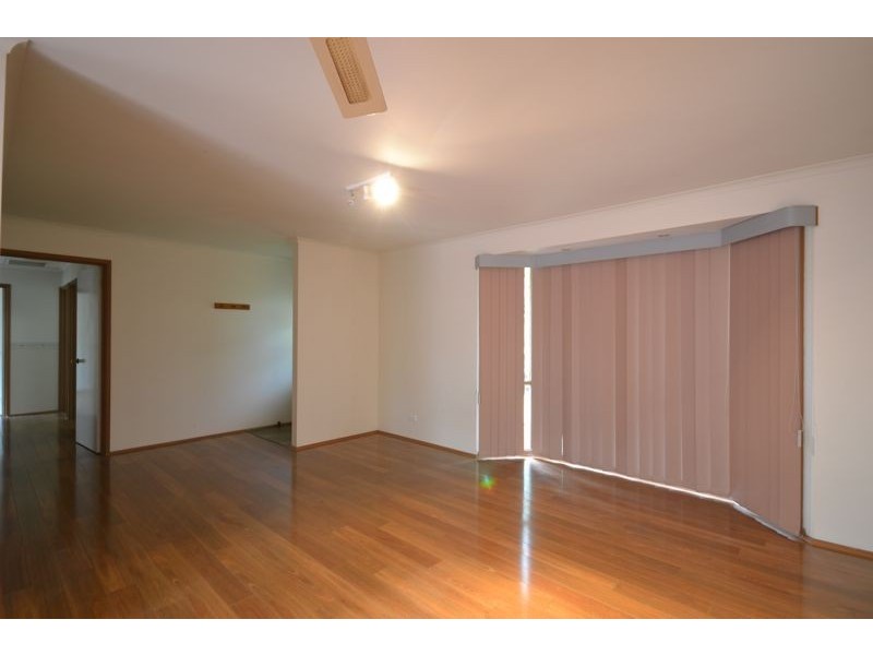 8 Jamie Close, Cranbourne VIC 3977