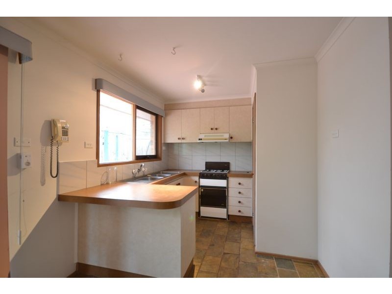 8 Jamie Close, Cranbourne VIC 3977