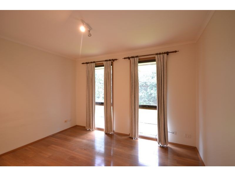 8 Jamie Close, Cranbourne VIC 3977