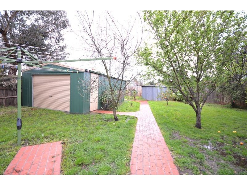 8 Jamie Close, Cranbourne VIC 3977