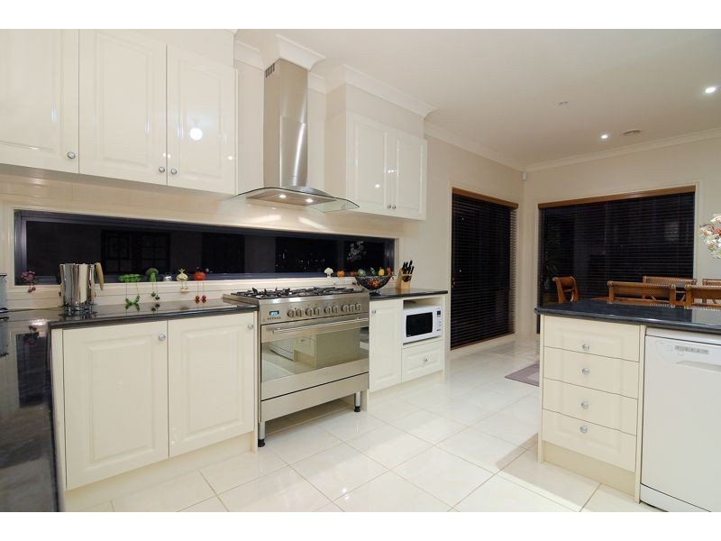 10 Tusmore Grove, Cranbourne North VIC 3977
