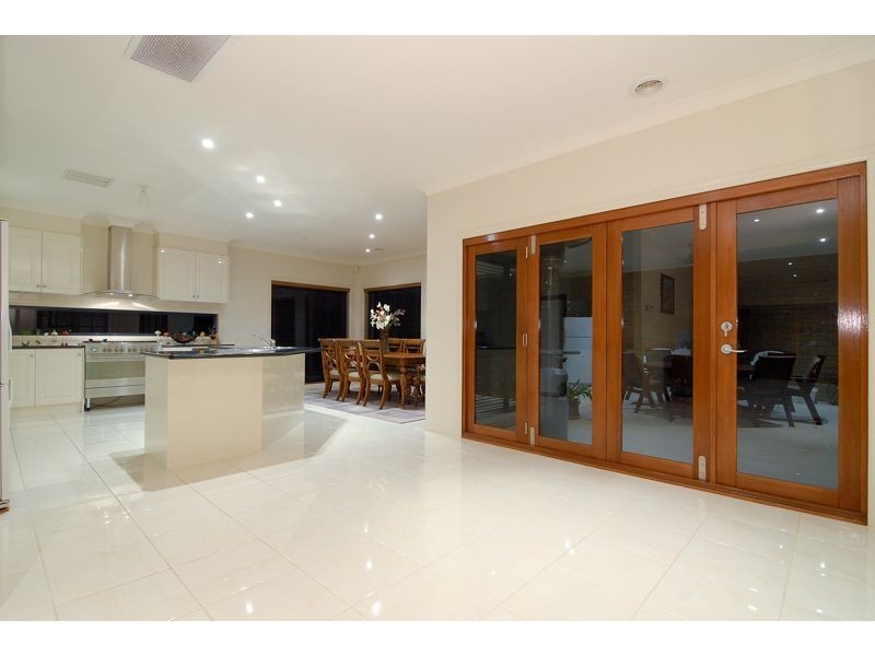 10 Tusmore Grove, Cranbourne North VIC 3977