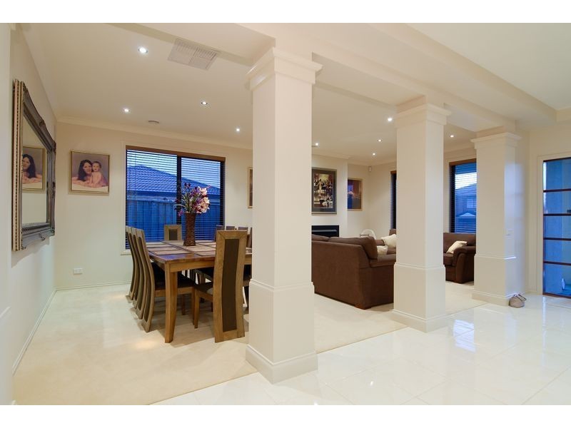 10 Tusmore Grove, Cranbourne North VIC 3977