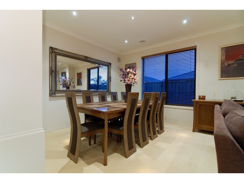 10 Tusmore Grove, Cranbourne North VIC 3977