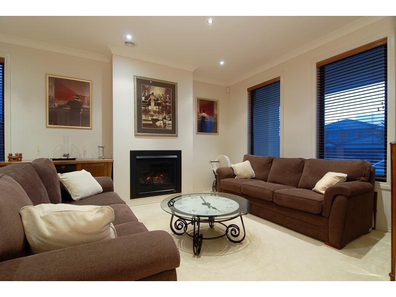 10 Tusmore Grove, Cranbourne North VIC 3977