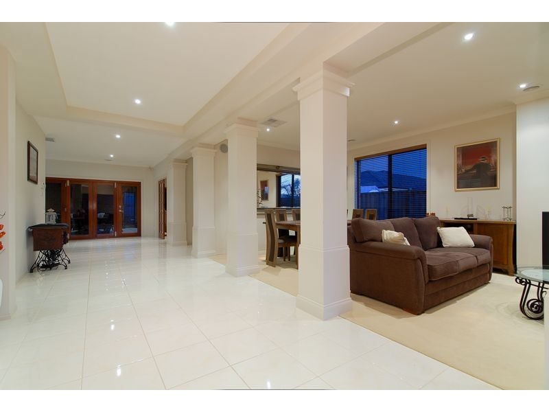 10 Tusmore Grove, Cranbourne North VIC 3977
