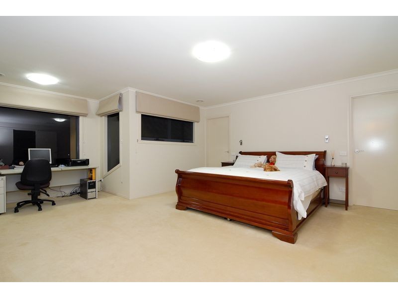 10 Tusmore Grove, Cranbourne North VIC 3977