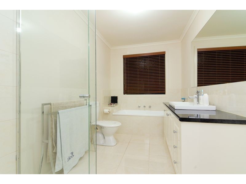 10 Tusmore Grove, Cranbourne North VIC 3977