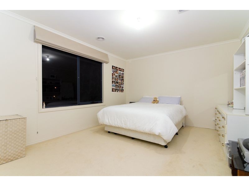 10 Tusmore Grove, Cranbourne North VIC 3977
