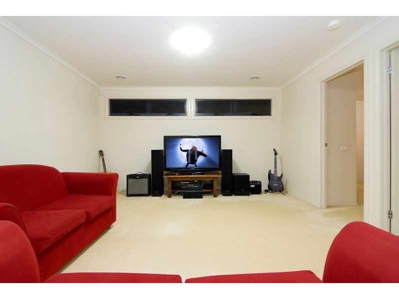 10 Tusmore Grove, Cranbourne North VIC 3977