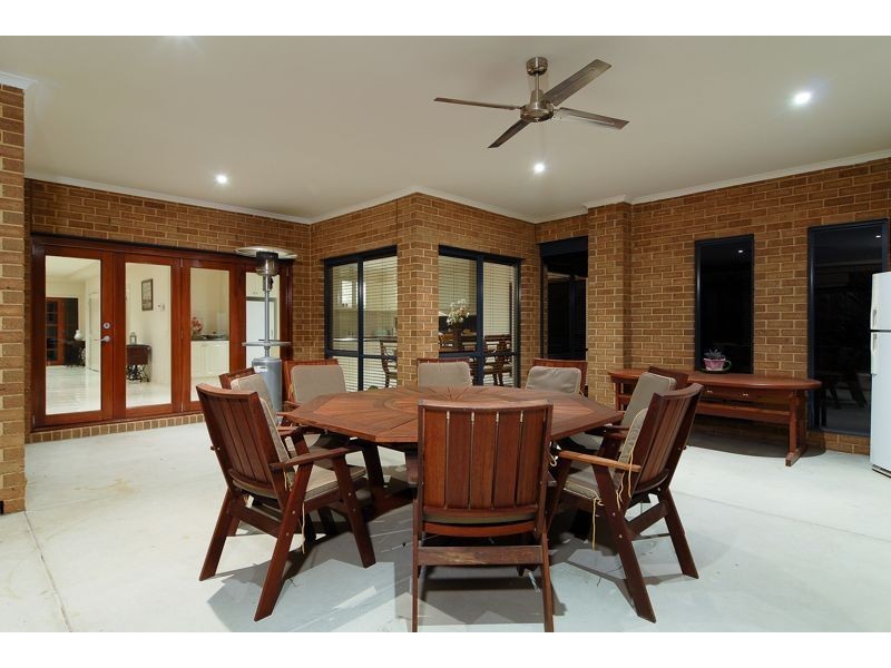 10 Tusmore Grove, Cranbourne North VIC 3977