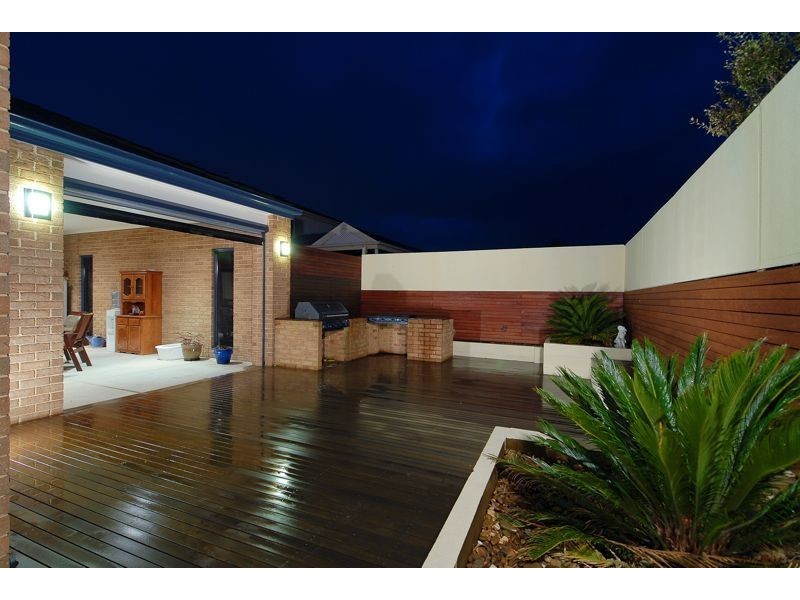 10 Tusmore Grove, Cranbourne North VIC 3977