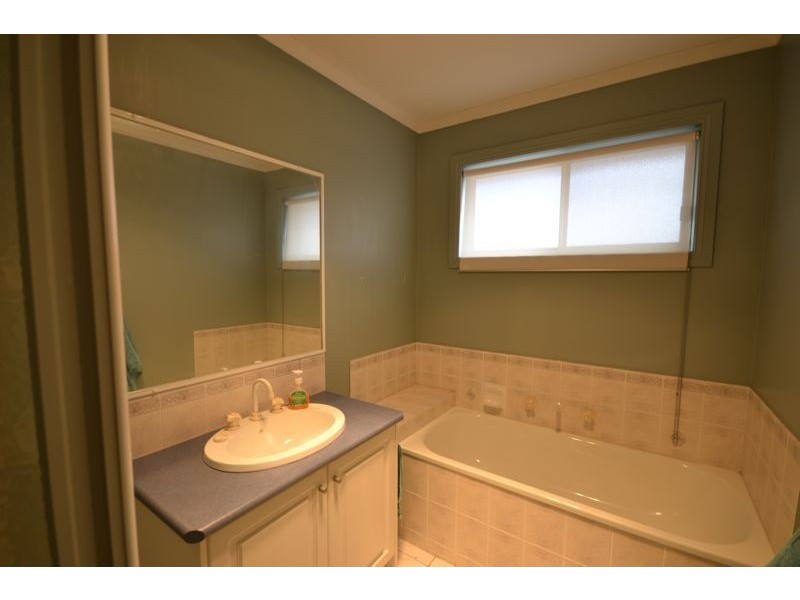 16 Wildwood Court, Cranbourne North VIC 3977