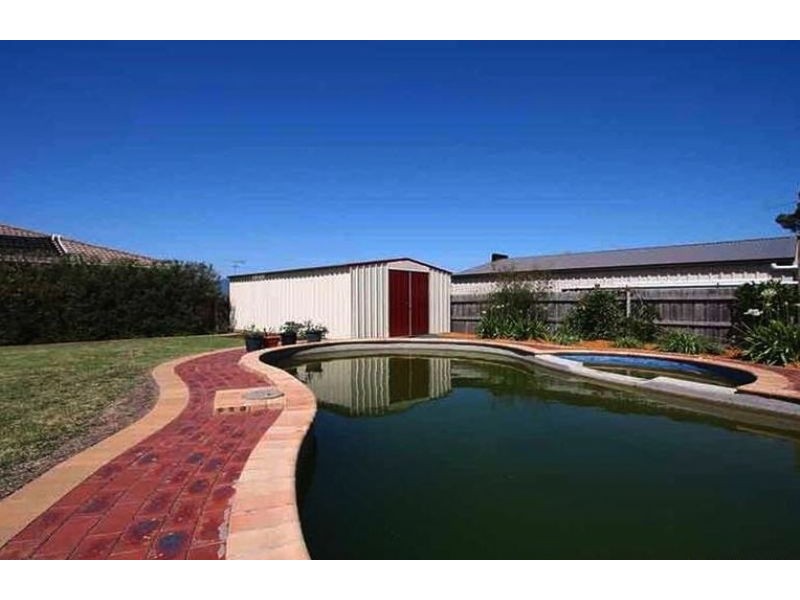 16 Wildwood Court, Cranbourne North VIC 3977