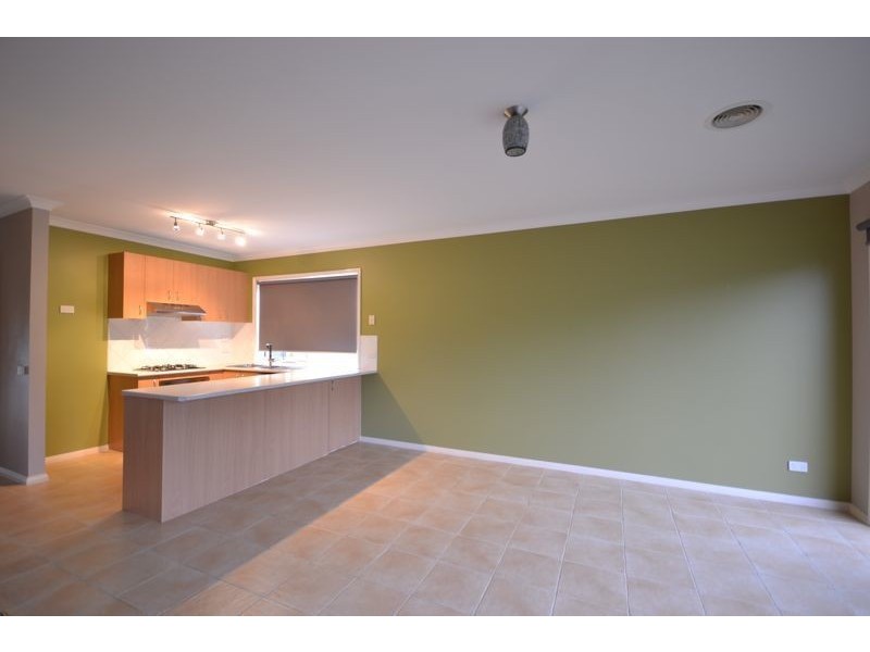 5 Horsham Drive, Cranbourne East VIC 3977