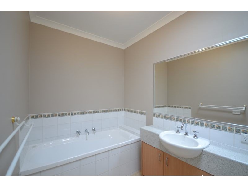 5 Horsham Drive, Cranbourne East VIC 3977