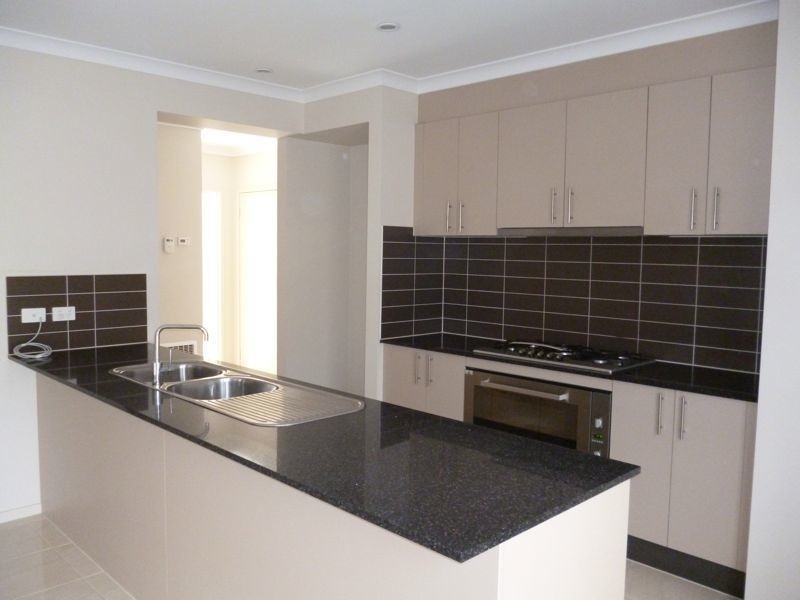 30 Kindred Avenue, Cranbourne VIC 3977