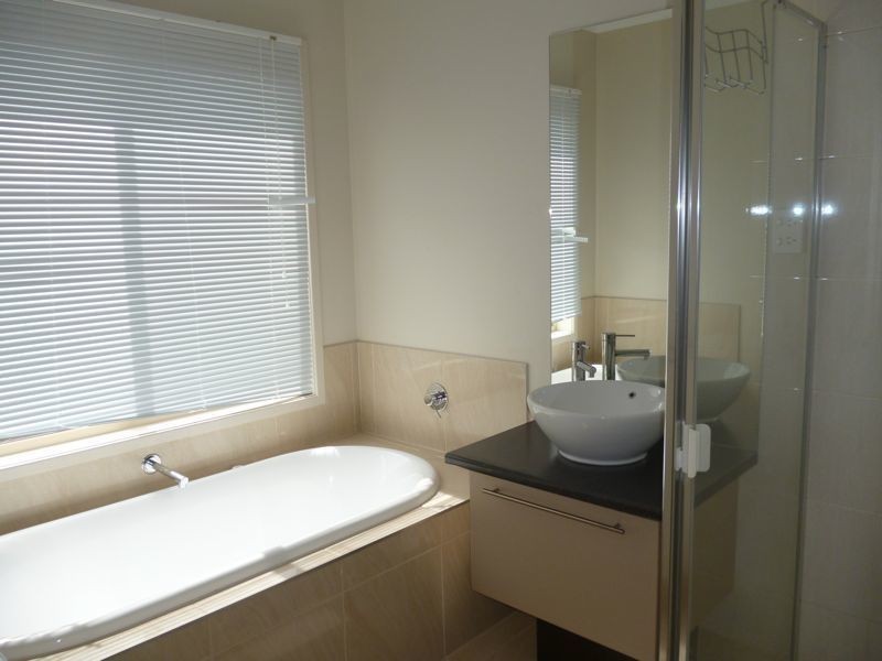 30 Kindred Avenue, Cranbourne VIC 3977