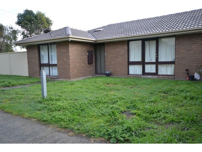 1/2 Fairfield Street, Cranbourne VIC 3977
