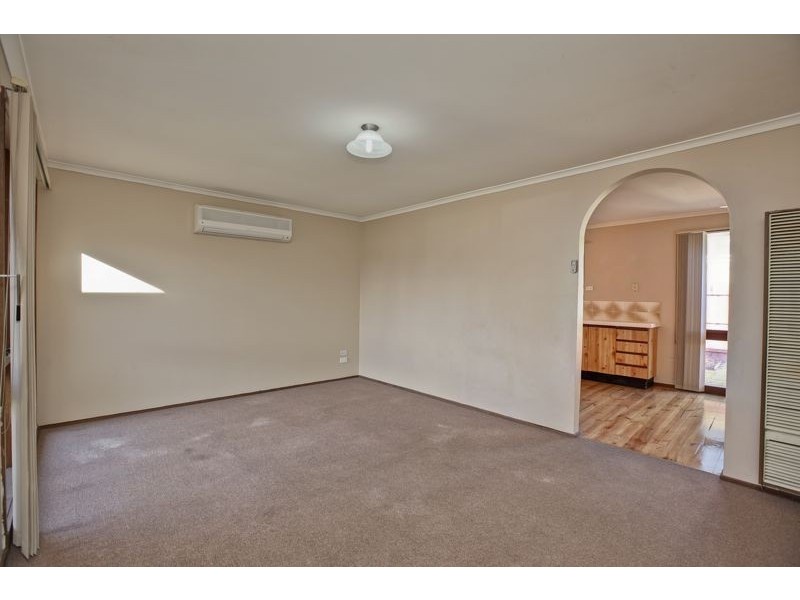 1/2 Evelyne Avenue, Cranbourne VIC 3977