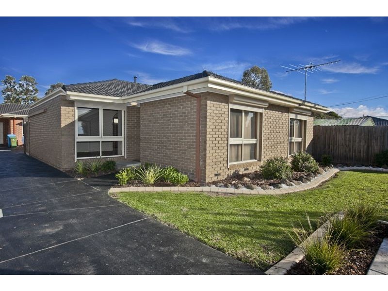 1/2 Evelyne Avenue, Cranbourne VIC 3977