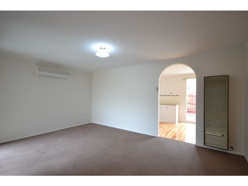 1/2 Evelyne Avenue, Cranbourne VIC 3977