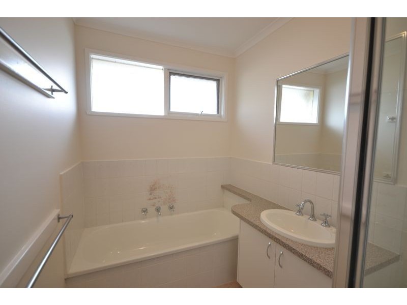 1/2 Evelyne Avenue, Cranbourne VIC 3977
