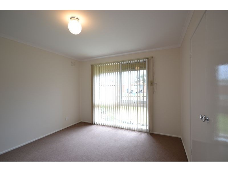 1/2 Evelyne Avenue, Cranbourne VIC 3977