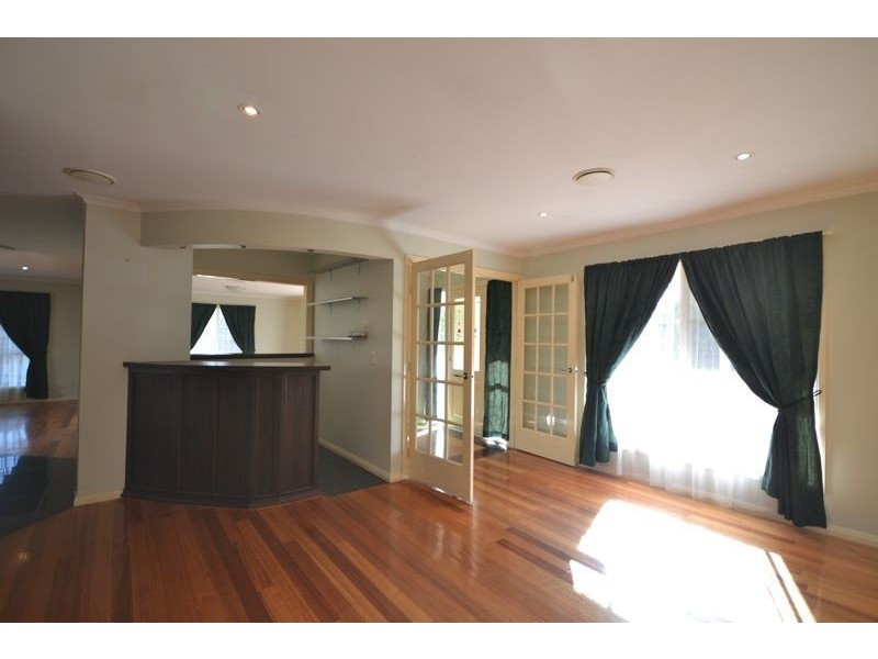 6 Lobelia Court, Cranbourne North VIC 3977