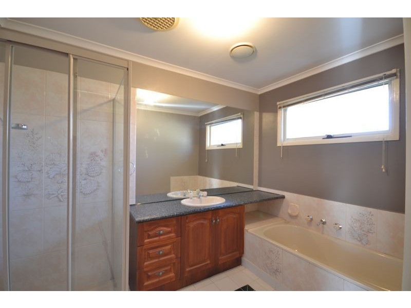 6 Lobelia Court, Cranbourne North VIC 3977