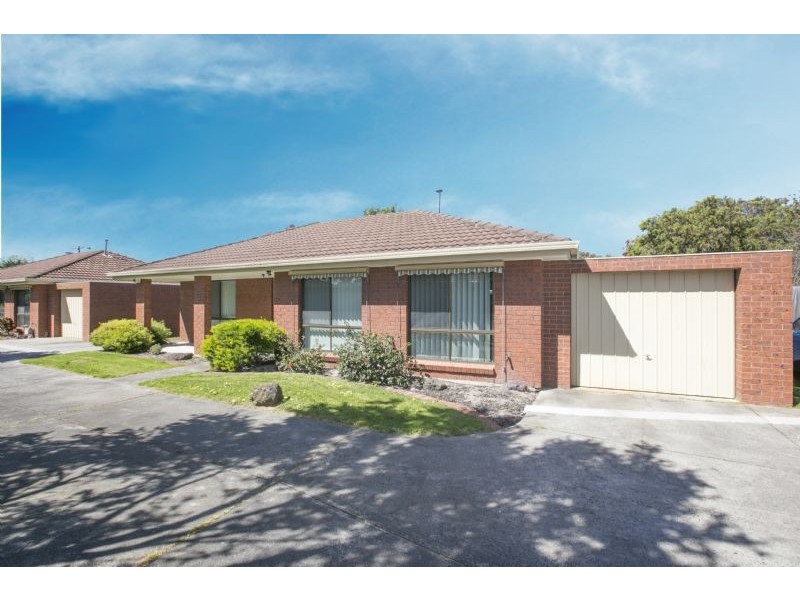 2/11 Tucker Street, Cranbourne VIC 3977