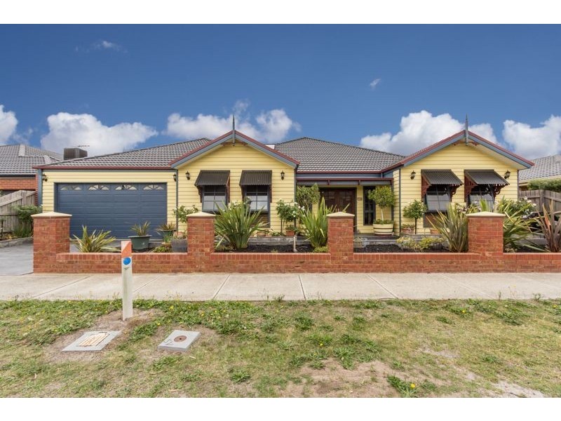 33 Dunferline Crescent, Cranbourne VIC 3977