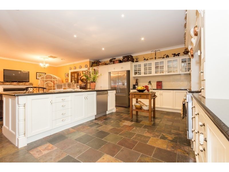 33 Dunferline Crescent, Cranbourne VIC 3977