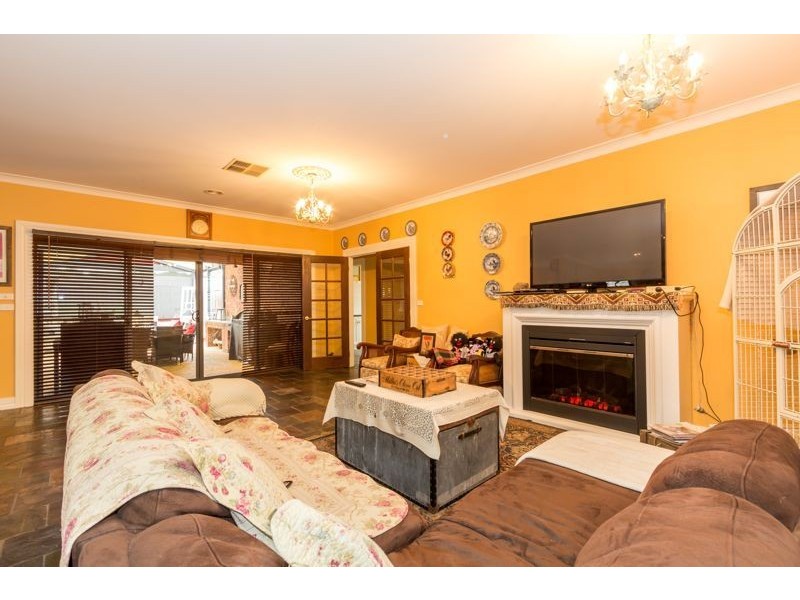 33 Dunferline Crescent, Cranbourne VIC 3977