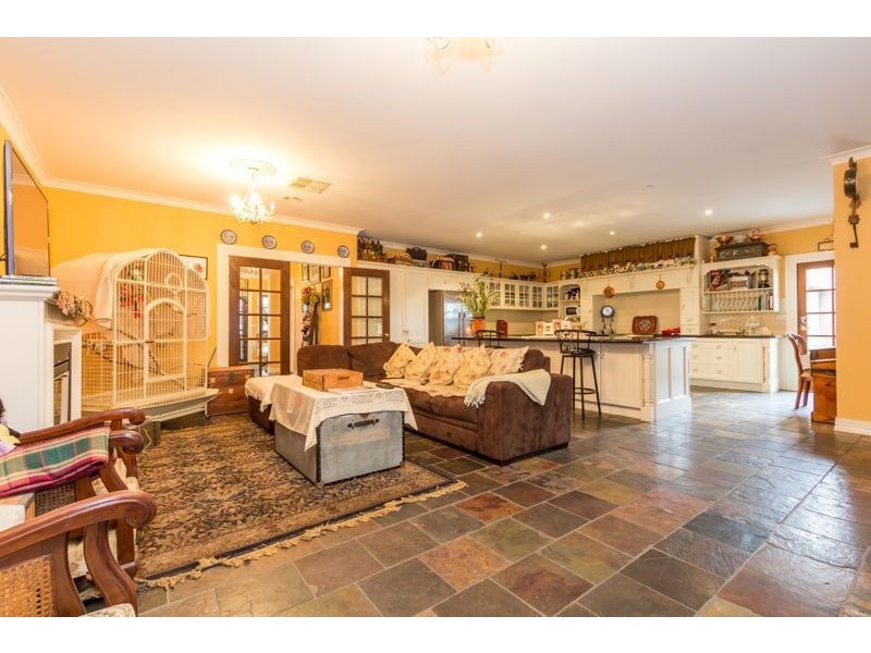 33 Dunferline Crescent, Cranbourne VIC 3977