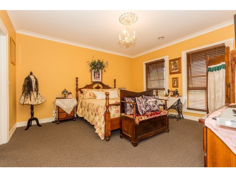 33 Dunferline Crescent, Cranbourne VIC 3977