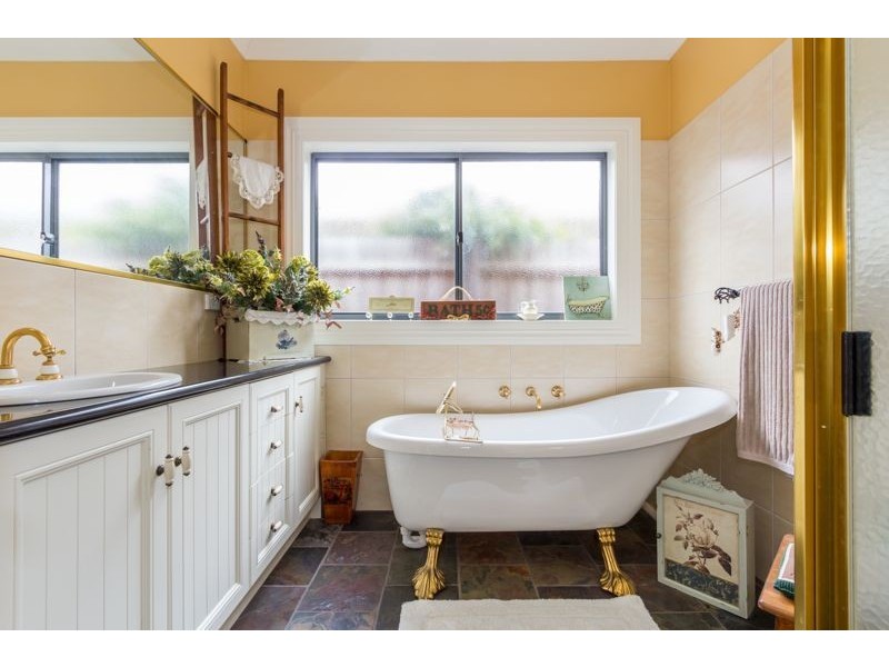 33 Dunferline Crescent, Cranbourne VIC 3977