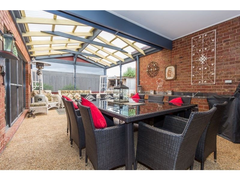 33 Dunferline Crescent, Cranbourne VIC 3977