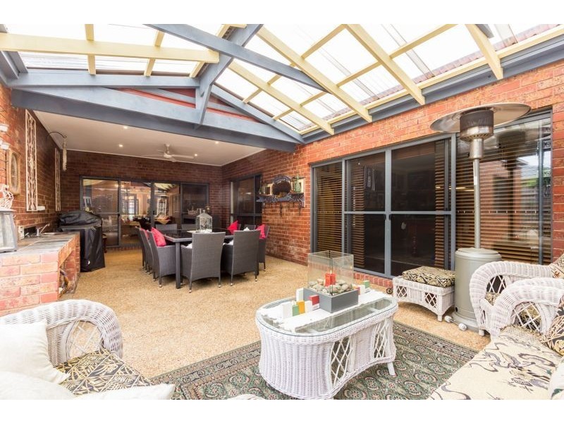 33 Dunferline Crescent, Cranbourne VIC 3977