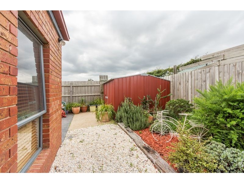 33 Dunferline Crescent, Cranbourne VIC 3977