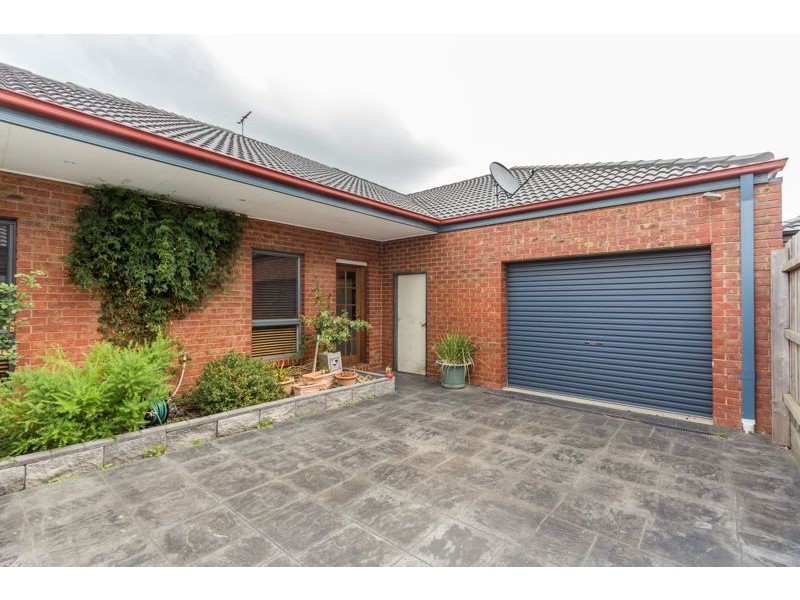 33 Dunferline Crescent, Cranbourne VIC 3977