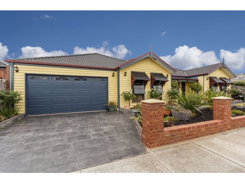 33 Dunferline Crescent, Cranbourne VIC 3977