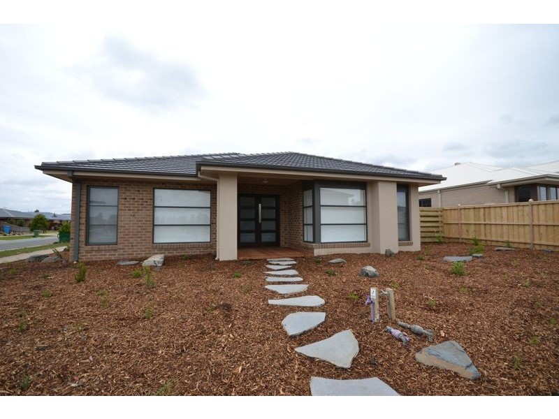 24 Wild Scotchman Way, Cranbourne East VIC 3977