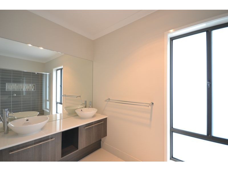 24 Wild Scotchman Way, Cranbourne East VIC 3977