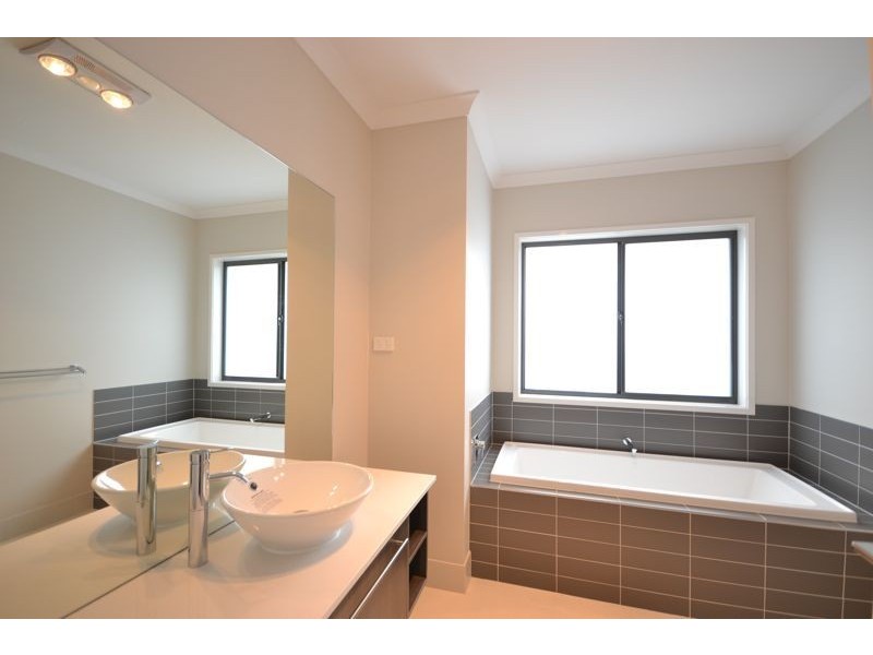 24 Wild Scotchman Way, Cranbourne East VIC 3977