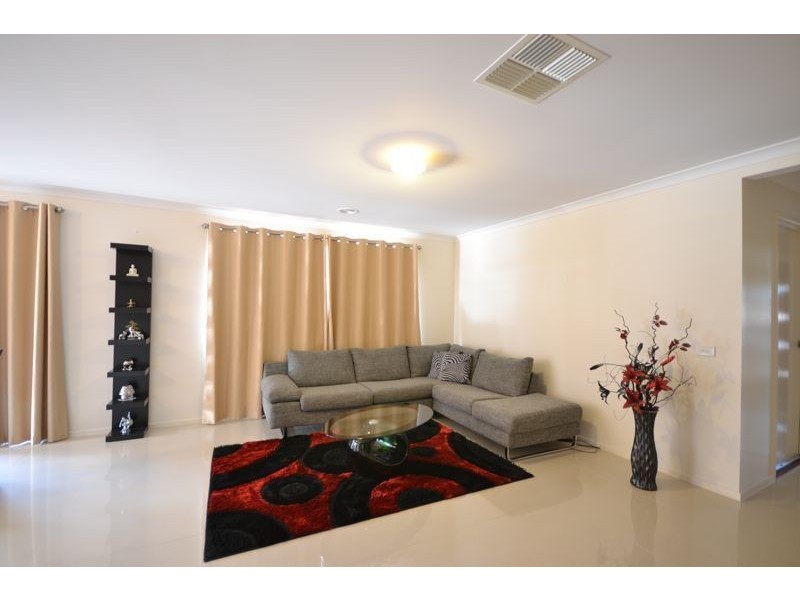 5 Tilden Rise, Cranbourne North VIC 3977