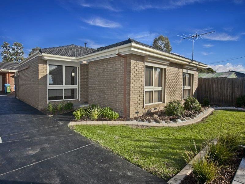 1/2 Evelyne Avenue, Cranbourne VIC 3977