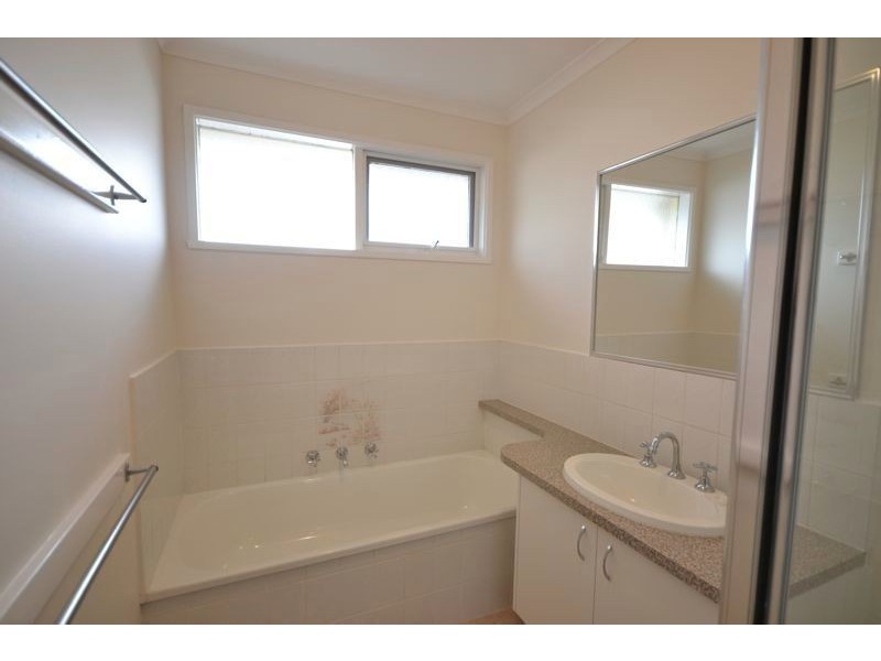 1/2 Evelyne Avenue, Cranbourne VIC 3977