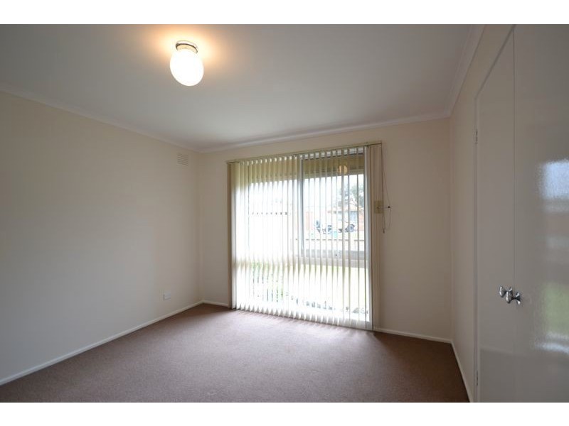 1/2 Evelyne Avenue, Cranbourne VIC 3977